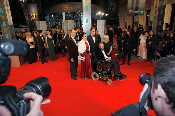 Стивен Хокинг с бывшей женой Джейн Уайлд и дочерью Люси на церемонии вручения премии BAFTA