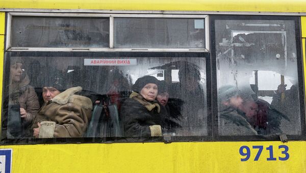 Жители Дебальцево во время эвакуации из зоны боевых действий. Архивное фото