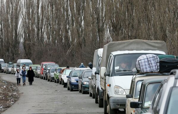 Очередь из автомобилей на выезде из Украины в Россию