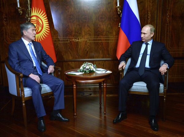 Президент России Владимир Путин и президент Киргизии Алмазбек Атамбаев во время встречи в Доме приемов официальных делегаций Лаура в Сочи