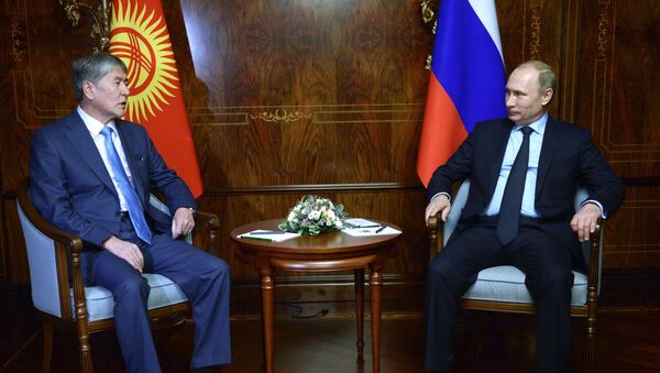 Президент России Владимир Путин и президент Киргизии Алмазбек Атамбаев. Архивное фото