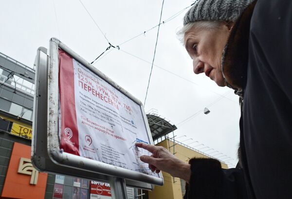Пассажир изучает информацию о движении бесплатных автобусов Мосгортранса в связи с закрытием станции метро Бауманская на реконструкцию