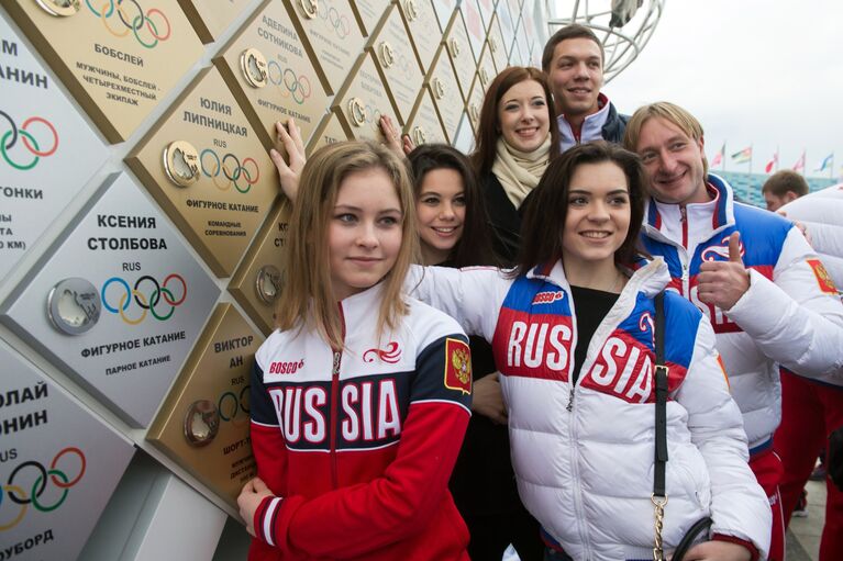 Российские фигуристы на открытии скульптурной композиции Стена чемпионов Игр