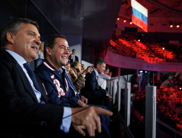 Премьер-министр РФ Дмитрий Медведев на ледовом шоу в Сочи