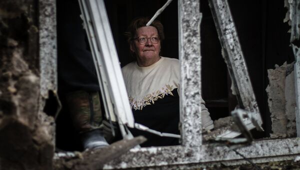 Женщина в доме, разрушенном в результате артиллерийского обстрела Донецка украинскими силовиками
