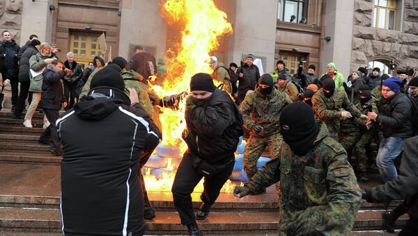 Протестующие жгут шины у здания Киевской государственной городской администрации