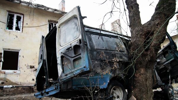 Пострадавший в результате обстрела микроавтобус в Ленинском районе города Донецка