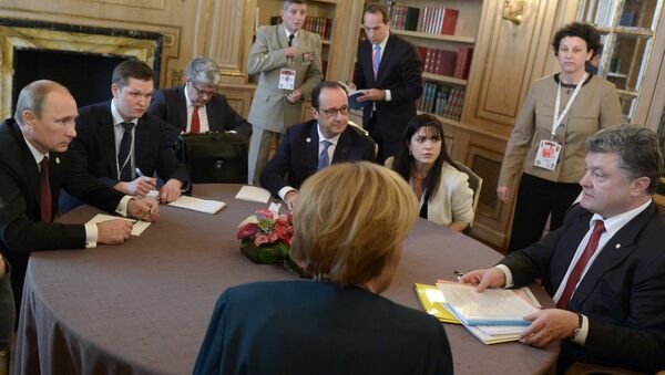 Президент РФ Владимир Путин (слева), президент Украины Петр Порошенко (справа), федеральный канцлер Германии Ангела Меркель (в центре на первом плане) и президент Франции Франсуа Олланд (в центре на втором плане. Архивное фото