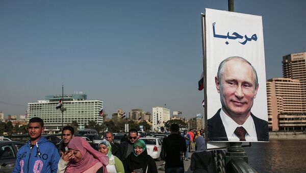 Плакат с президентом России Владимиром Путиным на улице Каира, Египет. Архивное фото