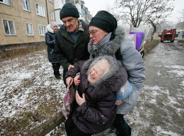 Пожилая женщина после обстрела жилого квартала в Донецке