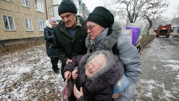 Пожилая женщина после обстрела жилого квартала в Донецке