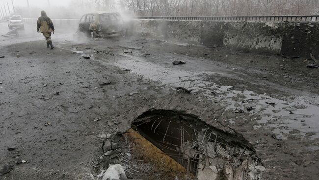 Место попадания снаряда на дороге в Донецке. Архивное фото