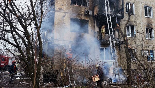 Дом, поврежденный в результате обстрела химического завода и жилого квартала в Донецке