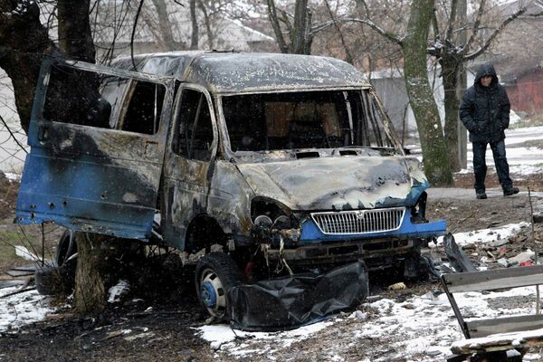 Сгоревший автомобиль в Донецке после обстрела украинскими силовиками