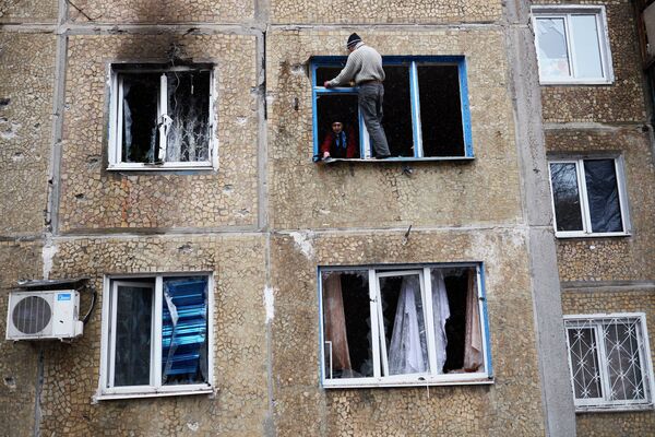 Жители района, расположенного недалеко от подвергшегося обстрелу химического завода в Донецке
