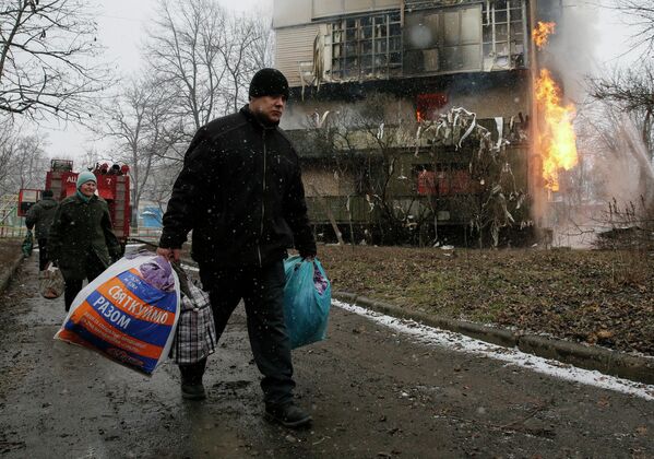 Житель поврежденного в результате обстрела дома в Донецке