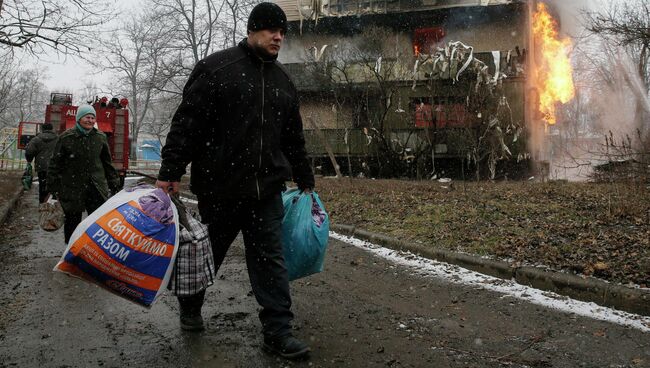 Житель поврежденного в результате обстрела дома в Донецке