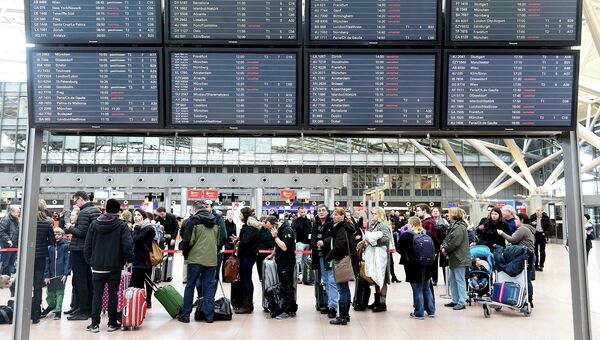 Пассажиры в аэропорту Гамбурга во время забастовки сотрудников сферы безопасности в трех аэропортах ФРГ. 9 января 2015