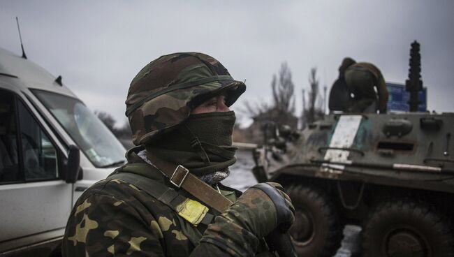 Солдаты украинской армии возле Дебальцево, Донецкая область. Архивное фото