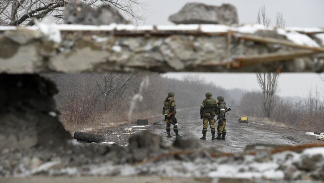 Ополченцы на дороге в Углегорске. Архивное фото