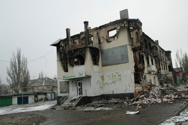 Разрушенный в результате обстрела жилой многоэтажный дом в Углегорске