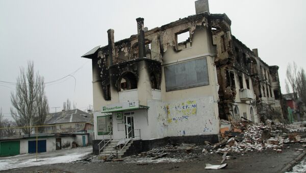 Разрушенный в результате обстрела жилой многоэтажный дом в Углегорске. Архивное фото