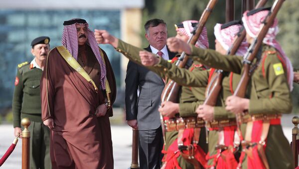 Король Бахрейна  Хамад бен Иса аль Халифа и король Иордании Абдалла во время встречи в аэропорту Марка в Аммане, Иордания. 9 февраля 2015