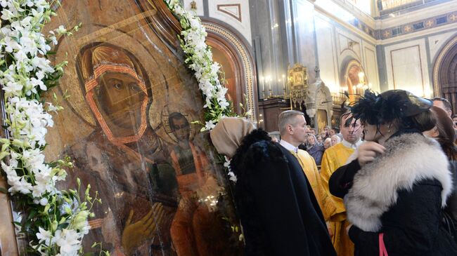 Прихожане у Смоленской иконы Божией Матери Одигитрии.