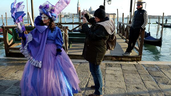 Туристы и участники карнавала недалеко от площади Святого Петра в Венеции. 7 февраля 2015