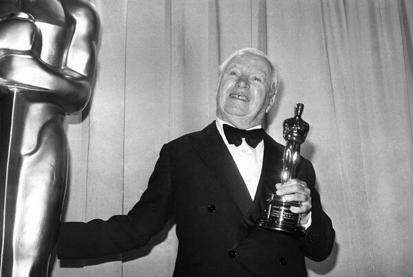 Чарли Чалин во время получения премии Оскар в 1972 году Чарли Чалин во время получения премии Оскар в 1972 году