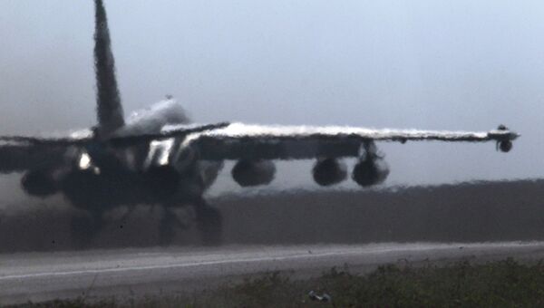 Штурмовик Су-25 Грач во время взлета. Архивное фото
