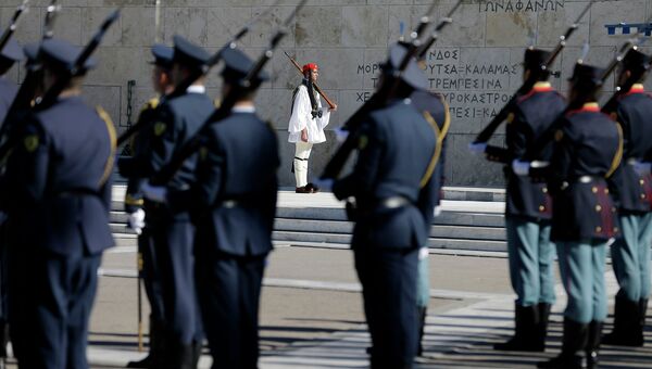 Караул президентской гвардии у могилы неизвестного солдата в Афинах, Греция. Архивное фото