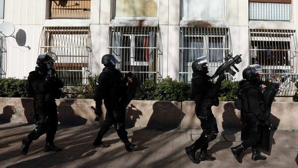 Спецназ французской полиции на месте обстрела полицейских в жилом районе Кастеллан в Марселе. 9 февраля 2015