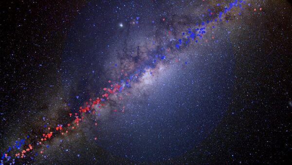 Красные и синие точки на этой фотографии отмечают звезды, скорость движения которых помогла ученым найти темную материю