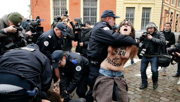 Активистки FEMEN атаковали авто прибывшего в суд Стросс-Кана