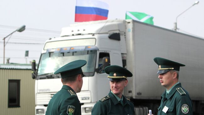 Работники таможенной службы на таможенном посту в городе Армянске Республики Крым. Архивное фото