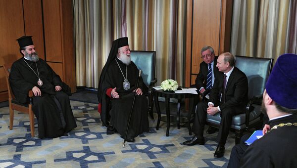 Президент России Владимир Путин и патриарх Александрийский и всея Африки Феодор II беседуют во время визита президента РФ в Арабскую Республику Египет
