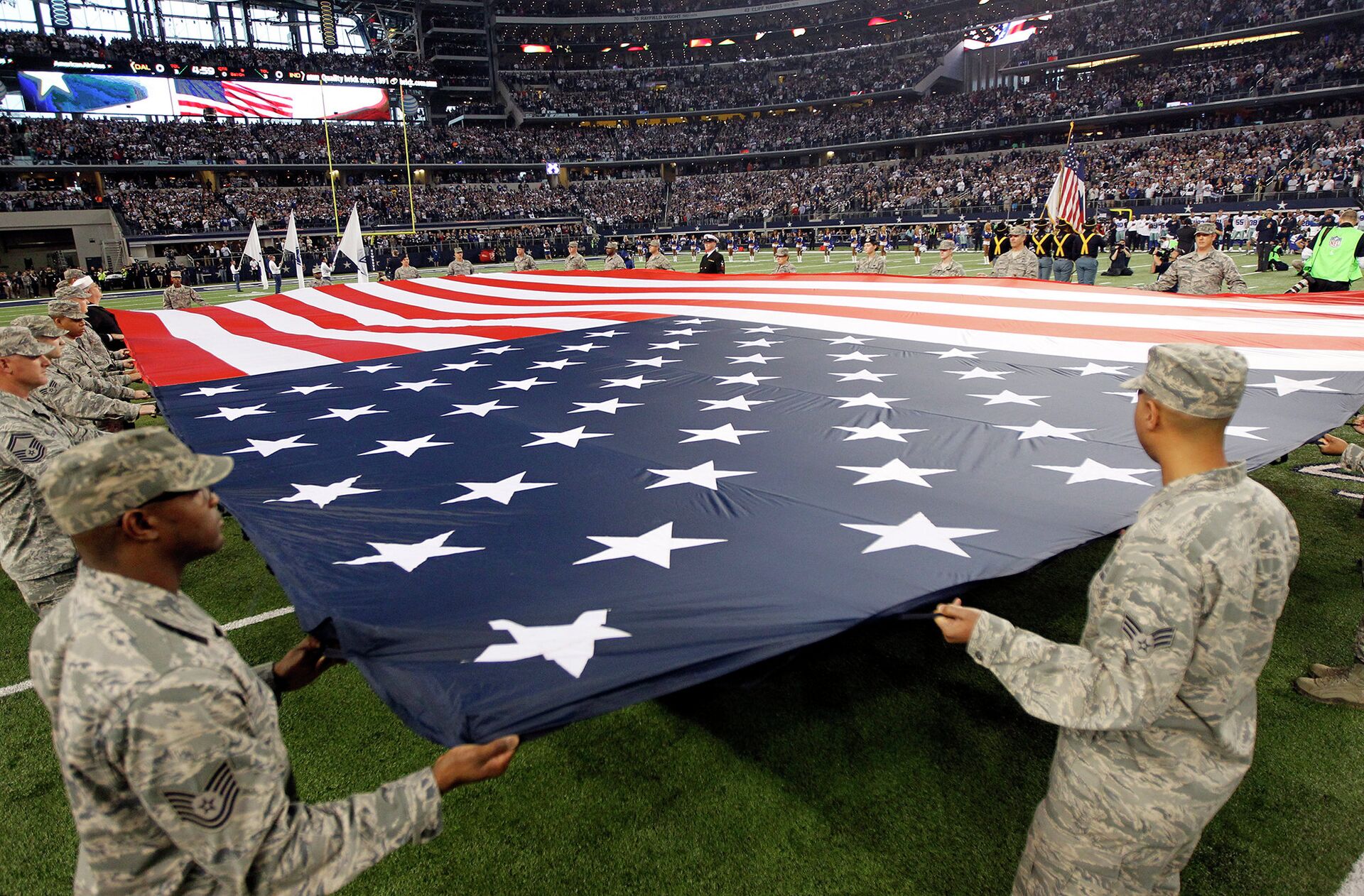 Военные США держат американский флаг перед началом игры чемпионата по американскому футболу. Техас, США - РИА Новости, 1920, 01.03.2021
