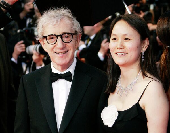 Американский кинорежиссер Вуди Аллен и его жена Сун-И Превин. 2008 год