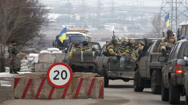 Украинские военные проезжают КПП возле Мариуполя. Архивное фото