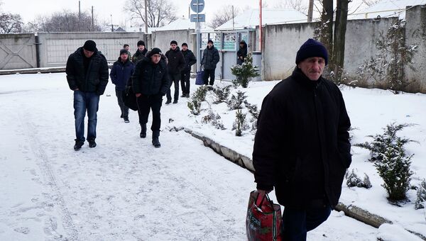 Добровольцы приходят на пункт мобилизации в Донецке