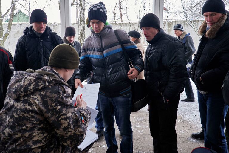 Добровольцы собираются на военной базе в Донецке в первый день мобилизации