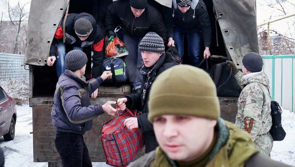 Добровольцы собираются на военной базе в Донецке в первый день мобилизации