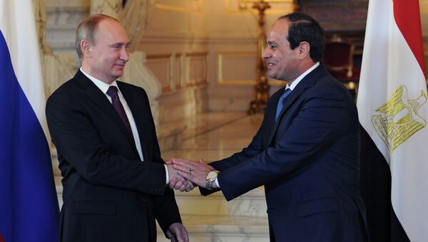 Президент России Владимир Путин и президент Египта Абдель Фаттах ас-Cиси во время встречи в Каире
