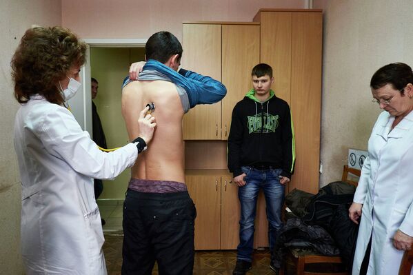 Добровольцы проходят медицинский осмотр на военной базе в Донецке в первый день мобилизации