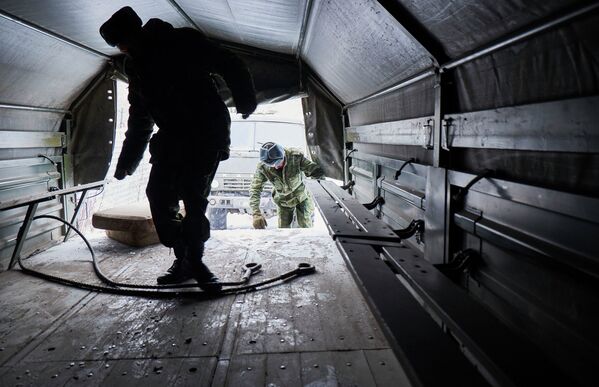 Грузовик для перевозки добровольцев на военной базе в Донецке