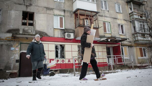 Жители жилого многоэтажного дома, пострадавшего в результате обстрела Горловки. Архивное фото