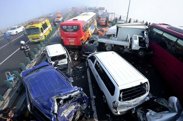 Сто автомобилей столкнулись на мосту в Южной Корее, 10 февраля 2015