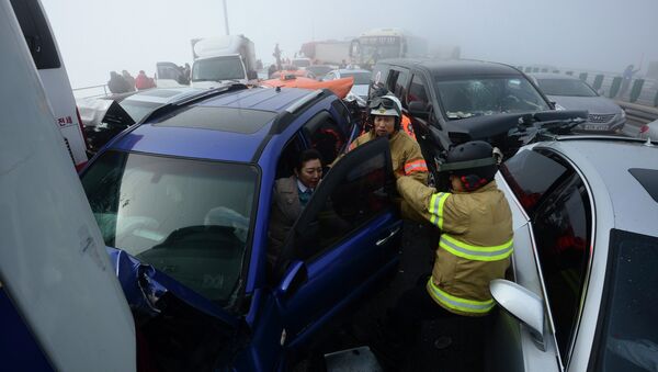 Сто автомобилей столкнулись на мосту в Южной Корее, 10 февраля 2015