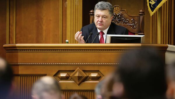 Президент Украины Петр Порошенко выступает в парламенте. Архивное фото
